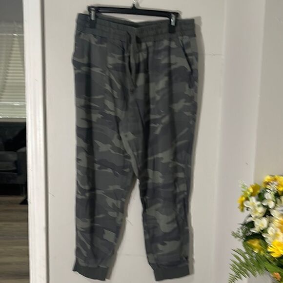 SPLENDID CAMU JOGGERS SIZE LARGE - Picture 1 of 9
